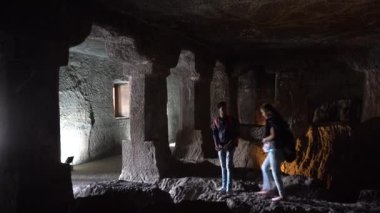 AJANTA, MAHARASHTRA, INDIA 24 HAZİRAN 2022: Ajanta mağaralarını ziyaret eden turistler, Ajanta 'nın duvarlarına ünlü 30 mağarası, Ajanta Mağaraları UNESCO' nun Dünya Mirası Alanı oldu.