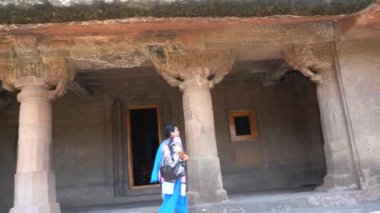 AJANTA, MAHARASHTRA, INDIA 24 HAZİRAN 2022: Ajanta mağaralarını ziyaret eden turistler, Ajanta 'nın duvarlarına ünlü 30 mağarası, Ajanta Mağaraları UNESCO' nun Dünya Mirası Alanı oldu.