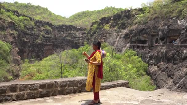 Ajanta Maharashtra Índia Junho 2022 Turistas Que Visitam Grutas Ajanta — Vídeo de Stock