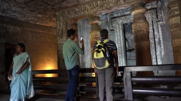 Ajanta Maharashtra India 2022 Ajanta 동굴을 방문하는 관광객 Ajanta의 벽화로 — 비디오