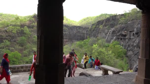 アジャンタ マハラシュトラ インド24 June 2022 アジャンタ洞窟を訪れる観光客 彼らの壁画で有名なアジャンタの30洞窟 アジャンタ洞窟はユネスコの世界遺産となっています — ストック動画