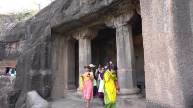 AJANTA, MAHARASHTRA, INDIA 24 HAZİRAN 2022: Ajanta mağaralarını ziyaret eden turistler, Ajanta 'nın duvarlarına ünlü 30 mağarası, Ajanta Mağaraları UNESCO' nun Dünya Mirası Alanı oldu.