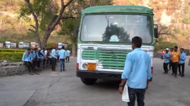 AJANTA, MAHARASHTRA, INDIA 24 HAZİRAN 2022: Ajanta mağaralarını ziyaret eden turistler, Ajanta 'nın duvarlarına ünlü 30 mağarası, Ajanta Mağaraları UNESCO' nun Dünya Mirası Alanı oldu.