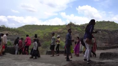 AJANTA, MAHARASHTRA, INDIA 24 HAZİRAN 2022: Ajanta mağaralarını ziyaret eden turistler, Ajanta 'nın duvarlarına ünlü 30 mağarası, Ajanta Mağaraları UNESCO' nun Dünya Mirası Alanı oldu.