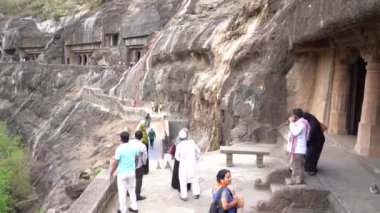 AJANTA, MAHARASHTRA, INDIA 24 HAZİRAN 2022: Ajanta mağaralarını ziyaret eden turistler, Ajanta 'nın duvarlarına ünlü 30 mağarası, Ajanta Mağaraları UNESCO' nun Dünya Mirası Alanı oldu.