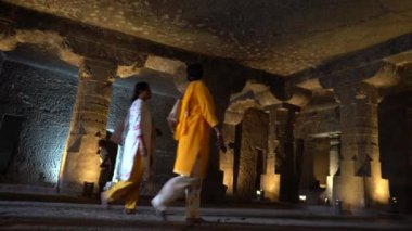 AJANTA, MAHARASHTRA, INDIA 24 HAZİRAN 2022: Ajanta mağaralarını ziyaret eden turistler, Ajanta 'nın duvarlarına ünlü 30 mağarası, Ajanta Mağaraları UNESCO' nun Dünya Mirası Alanı oldu.