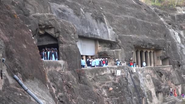 Ajanta Maharashtra India Juni 2022 Toeristen Bezoeken Grotten Van Ajanta — Stockvideo