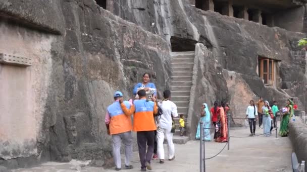 Ajanta Maharashtra India Juni 2022 Turister Besöker Ajanta Grottor Grottorna — Stockvideo