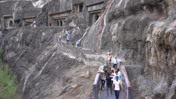 アジャンタ マハラシュトラ インド24 June 2022 アジャンタ洞窟を訪れる観光客 彼らの壁画で有名なアジャンタの30洞窟 アジャンタ洞窟はユネスコの世界遺産となっています — ストック動画