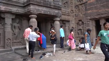 AJANTA, MAHARASHTRA, INDIA 24 HAZİRAN 2022: Ajanta mağaralarını ziyaret eden turistler, Ajanta 'nın duvarlarına ünlü 30 mağarası, Ajanta Mağaraları UNESCO' nun Dünya Mirası Alanı oldu.