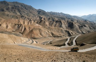 Lamayuru, Kargil, Leh Ladakh, Himalayalar, Jammu ve Kashmir yakınlarındaki yılan yolunun üst manzarası.