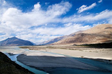 Himalayalar 'daki dağlar nehri, Ladakh, Hindistan