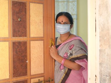 Koronavirüs salgını sırasında güvenlik maskesi takan kadın evde çalışıyor, Hintli kadın evde kalıyor, COVID-19 salgını