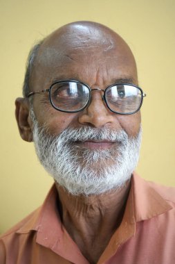 Sakallı, gülümseyen yaşlı adamın portresi..