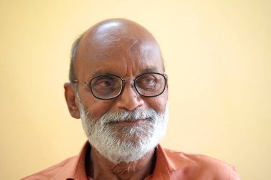 Sakallı, gülümseyen yaşlı adamın portresi..