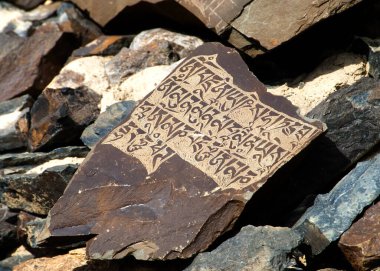 Taşların üzerine Tibet mantrası kazınmış, Ladakh, Hindistan