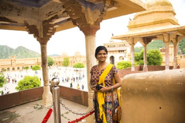 The Amber Fort, Hindistan, UNESCO Dünya Mirası Bölgesi 'nde genç bir bayan turist. Hindistan.