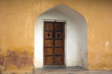 Dekoratif desenli eski ahşap kapı, Jaipur, Hindistan