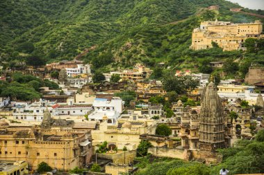 Eski Jaipur Şehri, Hindistan 'daki Amber Kalesi' nin tepesinden izleniyor..