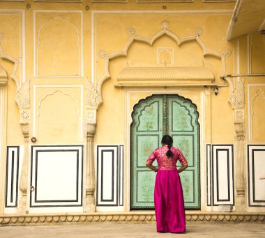Hindistan, Rajasthan eyaletindeki Jaipur şehir sarayındaki Hintli genç kadın.