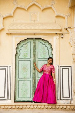 Hindistan, Rajasthan eyaletindeki Jaipur şehir sarayındaki Hintli genç kadın.