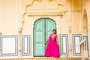 Hindistan, Rajasthan eyaletindeki Jaipur şehir sarayındaki Hintli genç kadın.
