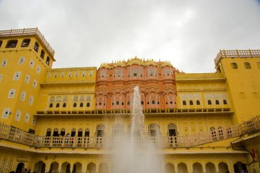 Hawa Mahal 'in içinde bir çeşme, Rüzgarlar Sarayı, Jaipur, Rajasthan, Hindistan.