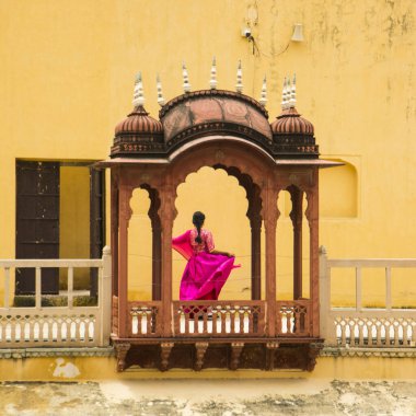 Yanındaki kadın ise Hindistan 'ın başkenti Rajasthan' daki Jaipur 'daki Rüzgâr Sarayı olarak da bilinir..