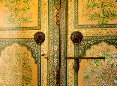 Dekoratif desenli eski ahşap kapı, Jaipur, Hindistan