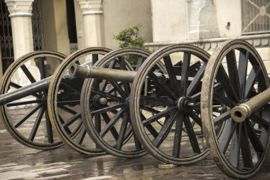 Chandra Mahal 'deki eski siyah toplar, Pembe Şehir' deki şehir sarayı, Jaipur, Rajasthan, Hindistan.