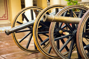 Chandra Mahal 'deki eski siyah toplar, Pembe Şehir' deki şehir sarayı, Jaipur, Rajasthan, Hindistan.