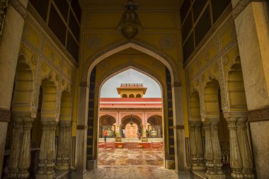 Şehir Sarayı, Jaipur, 19. yüzyılın sonlarında İslami, Rajput ve Avrupa mimari tarzlarının birleşimiyle inşa edilmiş, Hindistan 'ın turistik atraksiyonu.