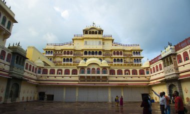 Şehir Sarayı, Jaipur, 19. yüzyılın sonlarında İslami, Rajput ve Avrupa mimari tarzlarının birleşimiyle inşa edilmiş, Hindistan 'ın turistik atraksiyonu.