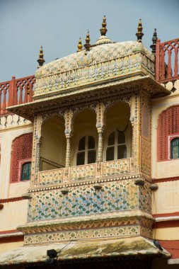 Şehir Sarayı, Jaipur, 19. yüzyılın sonlarında İslami, Rajput ve Avrupa mimari tarzlarının birleşimiyle inşa edilmiş, Hindistan 'ın turistik atraksiyonu.