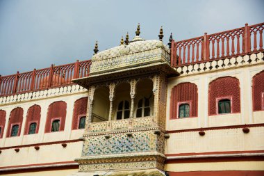 Şehir Sarayı, Jaipur, 19. yüzyılın sonlarında İslami, Rajput ve Avrupa mimari tarzlarının birleşimiyle inşa edilmiş, Hindistan 'ın turistik atraksiyonu.