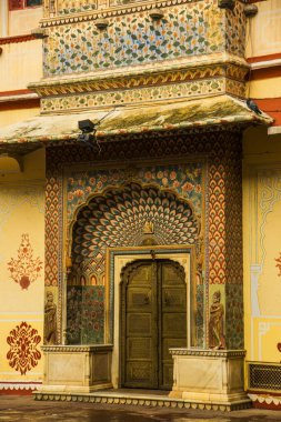 Şehir Sarayı, Jaipur, 19. yüzyılın sonlarında İslami, Rajput ve Avrupa mimari tarzlarının birleşimiyle inşa edilmiş, Hindistan 'ın turistik atraksiyonu.