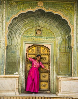 Hindistan, Rajasthan eyaletindeki Jaipur şehir sarayındaki Hintli genç kadın.