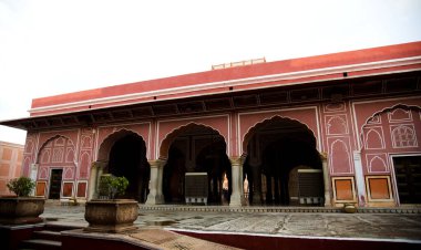 Şehir Sarayı, Jaipur, 19. yüzyılın sonlarında İslami, Rajput ve Avrupa mimari tarzlarının birleşimiyle inşa edilmiş, Hindistan 'ın turistik atraksiyonu.