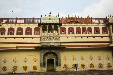 Şehir Sarayı, Jaipur, 19. yüzyılın sonlarında İslami, Rajput ve Avrupa mimari tarzlarının birleşimiyle inşa edilmiş, Hindistan 'ın turistik atraksiyonu.