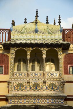 Şehir Sarayı, Jaipur, 19. yüzyılın sonlarında İslami, Rajput ve Avrupa mimari tarzlarının birleşimiyle inşa edilmiş, Hindistan 'ın turistik atraksiyonu.