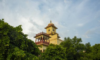 Şehir Sarayı, Jaipur, 19. yüzyılın sonlarında İslami, Rajput ve Avrupa mimari tarzlarının birleşimiyle inşa edilmiş, Hindistan 'ın turistik atraksiyonu.