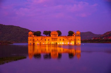 Rajasthan simgesi, Jal Mahal ya da Sagar Gölü 'ndeki Su Sarayı. Jaipur, Rajasthan, Hindistan