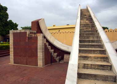 Jantar Mantar rasathanesi ve onun Jaipur, Rajasthan, Hindistan 'daki astronomik aletleri. Burası UNESCO Dünya Mirasları Alanı.