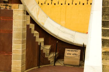 Hindistan 'ın Rajasthan kentindeki Jaipur kentindeki Jantar Mantar antik astronomik gözlemevindeki klasik merdivenlerdeki soyut kalıplar UNESCO Dünya Mirası Alanıdır..