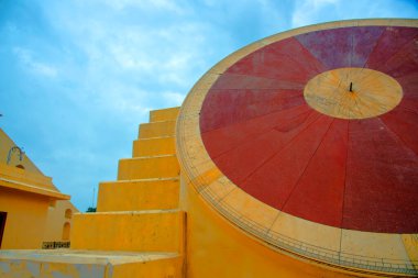 Jantar Mantar rasathanesi ve onun Jaipur, Rajasthan, Hindistan 'daki astronomik aletleri. Burası UNESCO Dünya Mirasları Alanı.