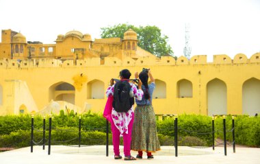 Jantar Mantar Gözlemevi 'nde kadın turist, Jaipur, UNESCO Dünya Mirası Alanı, Hindistan.