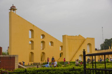 Jantar Mantar rasathanesi ve onun Jaipur, Rajasthan, Hindistan 'daki astronomik aletleri. Burası UNESCO Dünya Mirasları Alanı.