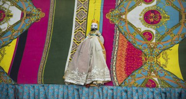 Hindistan 'ın Jaipur caddesinde satılık kuklalar var.