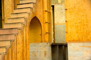 Hindistan 'ın Rajasthan kentindeki Jaipur kentindeki Jantar Mantar antik astronomik gözlemevindeki klasik merdivenlerdeki soyut kalıplar UNESCO Dünya Mirası Alanıdır..