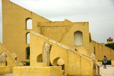 Jantar Mantar rasathanesi ve onun Jaipur, Rajasthan, Hindistan 'daki astronomik aletleri. Burası UNESCO Dünya Mirasları Alanı.